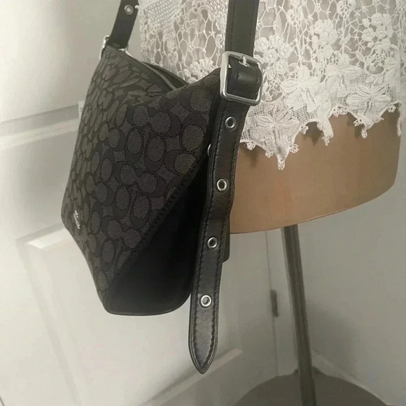 🌻HOST PICK🌻 COACH Small dufflette in signature jacquard - Picture 3 of 6